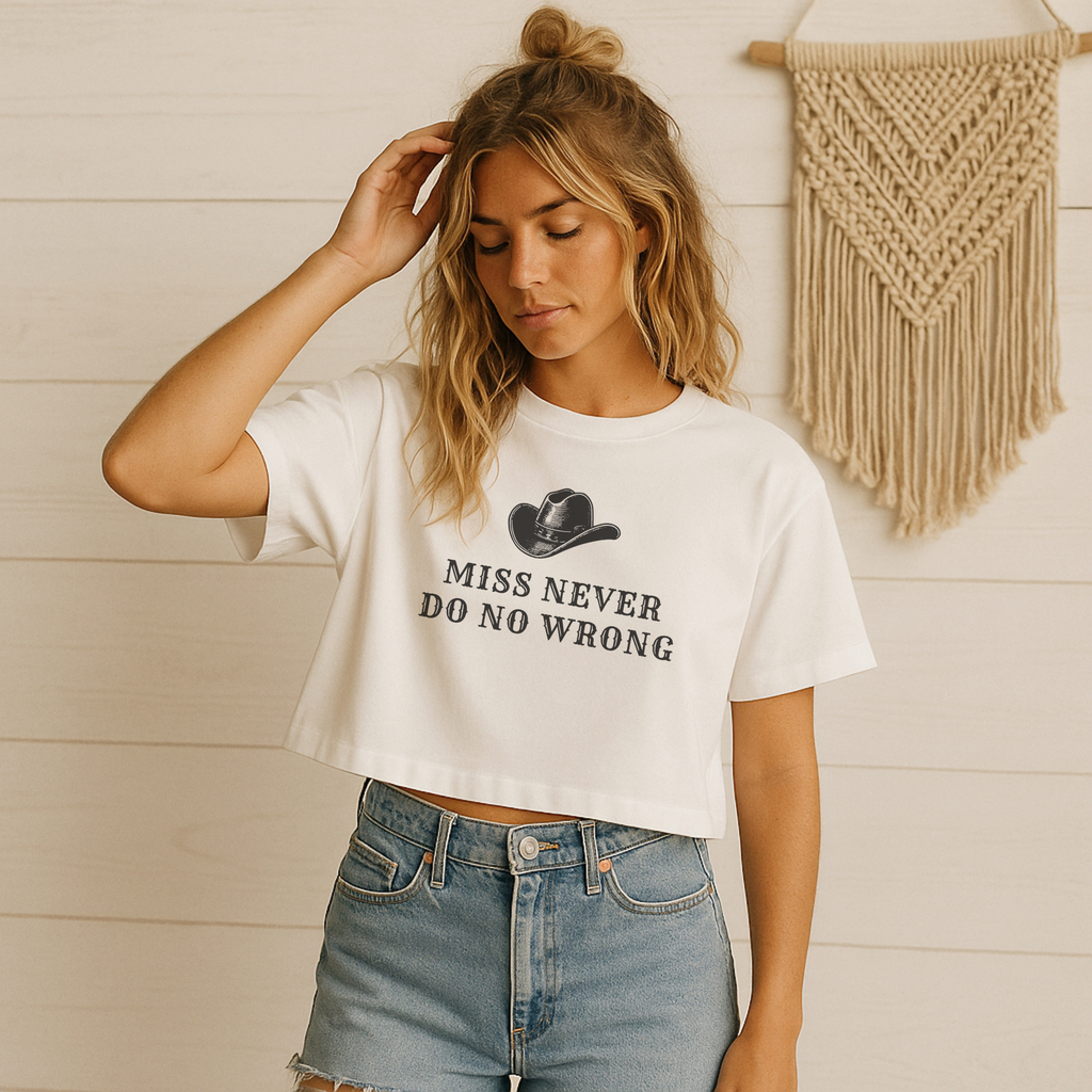 Miss Never Do No Wrong: Women's Crop Tee